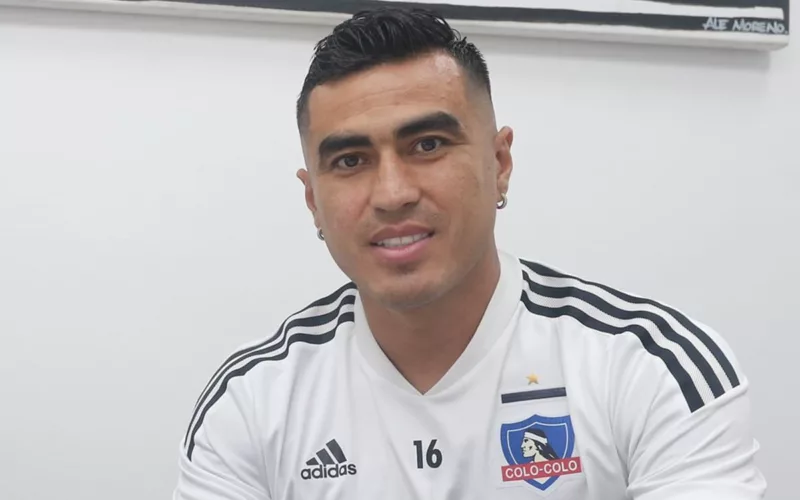 Primer plano a Darío Lezcano mientras firma su contrato con Colo-Colo.