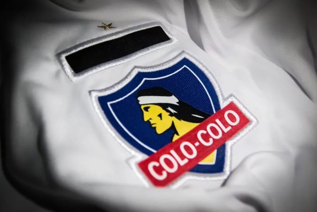 Primer plano al escudo de Colo-Colo.