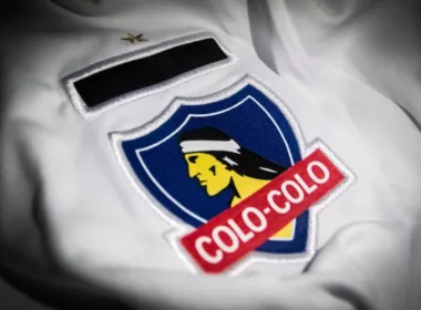 Primer plano al escudo de Colo-Colo.