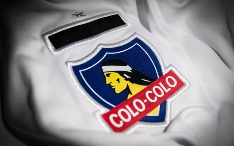 Primer plano al escudo de Colo-Colo.