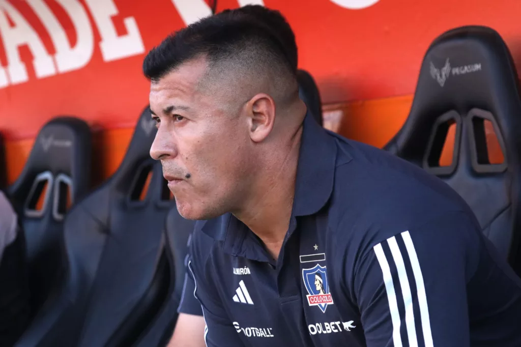 Jorge Almirón en la banca de Colo-Colo durante el partido ante Unión Española.