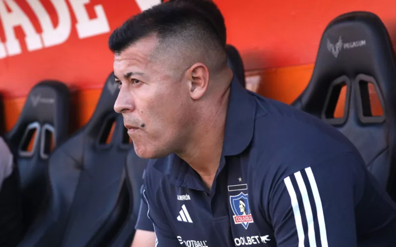 Jorge Almirón en la banca de Colo-Colo durante el partido ante Unión Española.