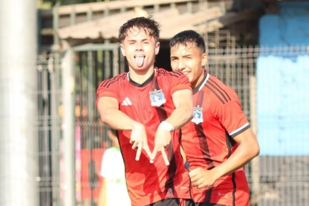 Luciano Iglesias celebrando un gol con Colo-Colo Proyección