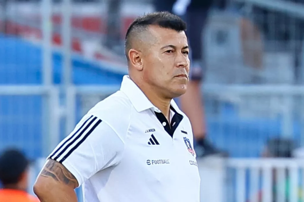 Jorge Almirón de costado durante la Supercopa disputada entre Colo-Colo y Huachipato en el Estadio Nacional.