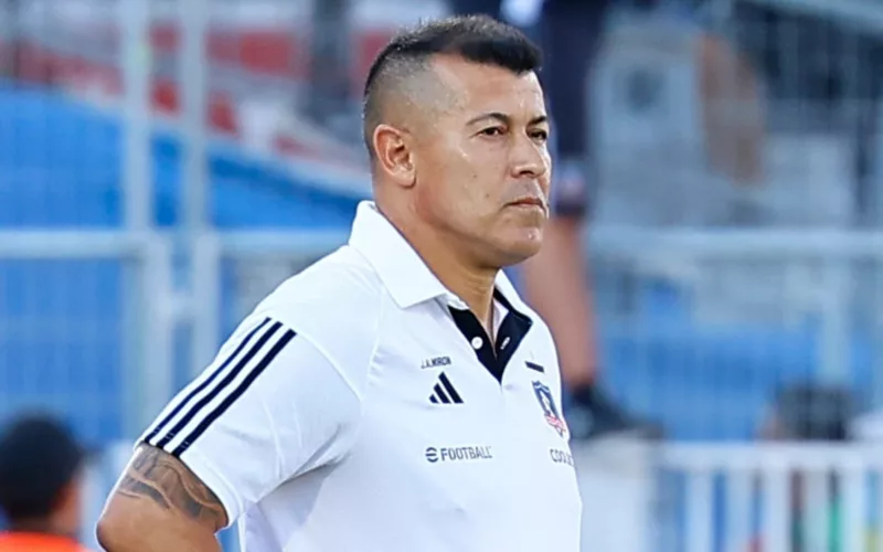 Jorge Almirón de costado durante la Supercopa disputada entre Colo-Colo y Huachipato en el Estadio Nacional.