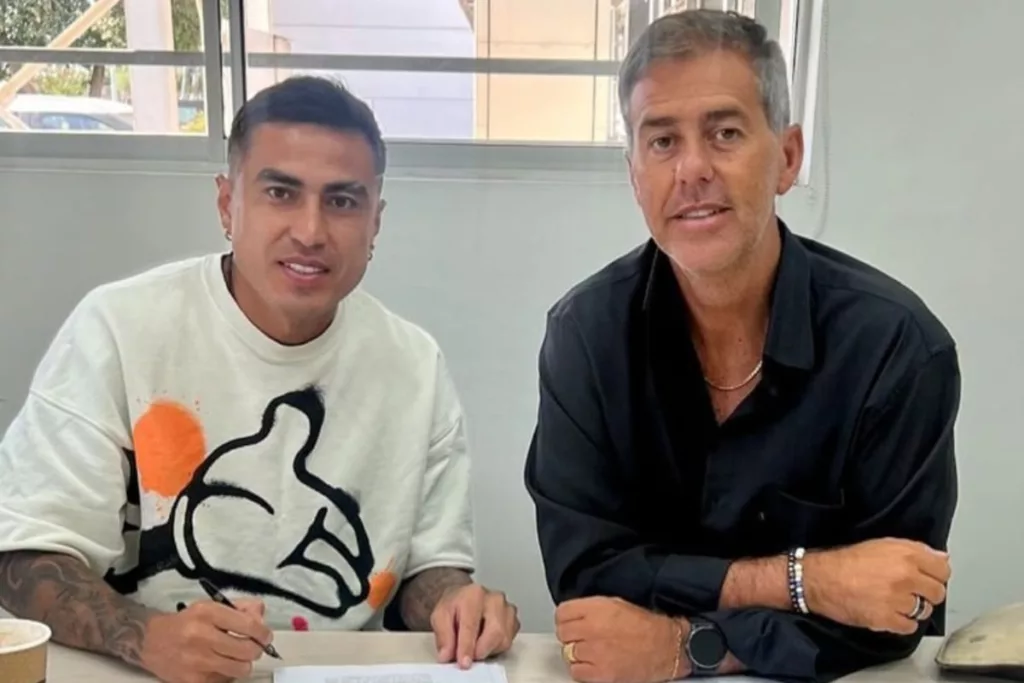 Darío Lezcano y Regis Marques firmano el contrato del jugador con Tacuary.