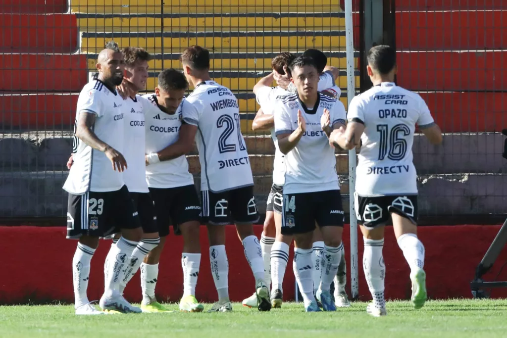 Plantel de Colo-Colo celebrando el gol de Esteban Pavez ante Unión Española.