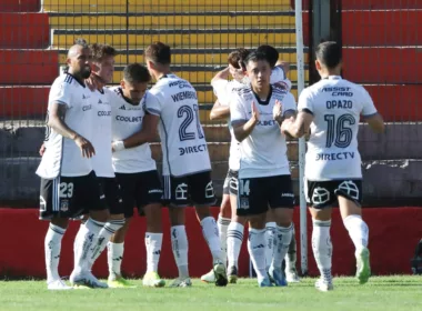 Plantel de Colo-Colo celebrando el gol de Esteban Pavez ante Unión Española.