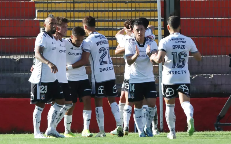 Plantel de Colo-Colo celebrando el gol de Esteban Pavez ante Unión Española.