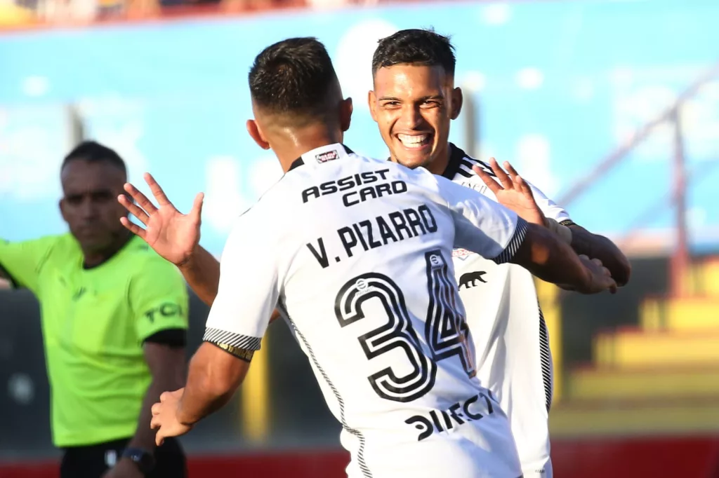 Daniel Gutiérrez celebrando su primer gol como profesional con Vicente Pizarro.