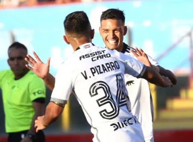 Daniel Gutiérrez celebrando su primer gol como profesional con Vicente Pizarro.