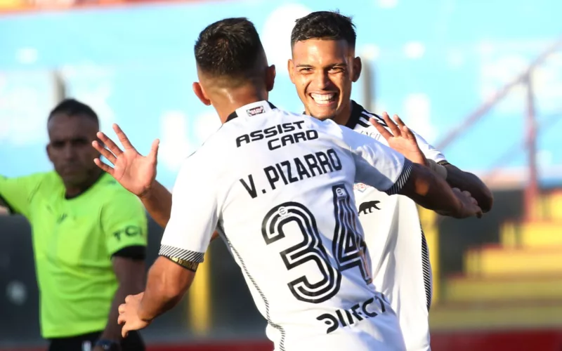 Daniel Gutiérrez celebrando su primer gol como profesional con Vicente Pizarro.