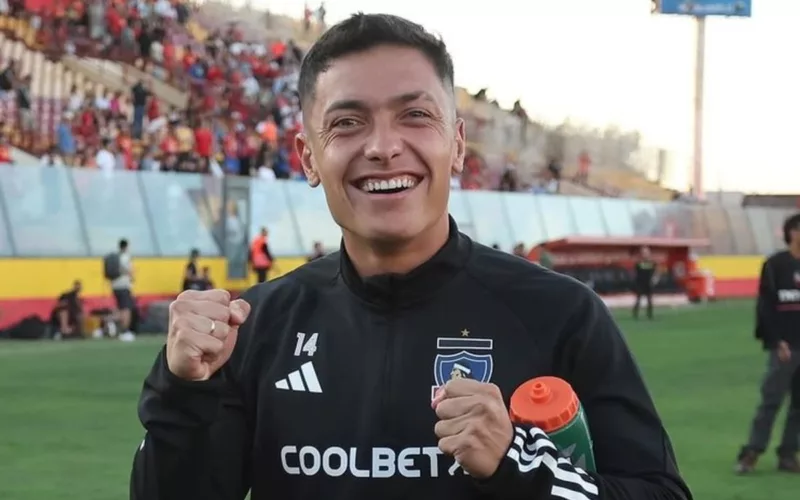 Primer plano a Cristián Zavala con indumentaria de Colo-Colo