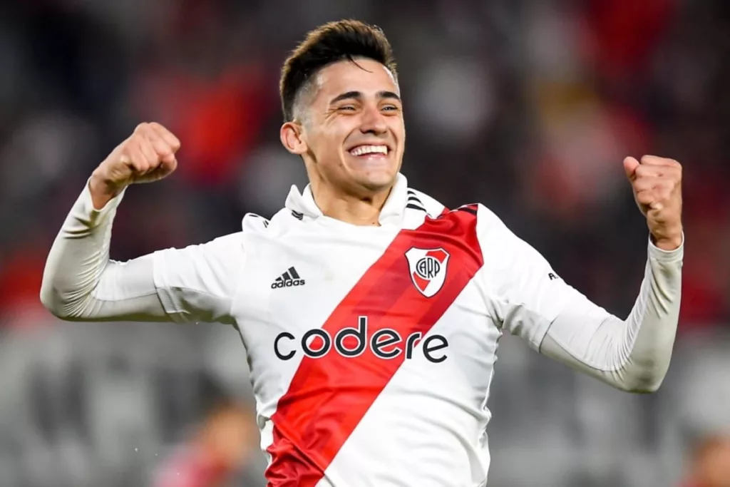 Pablo Solari celebrando un gol con River Plate.