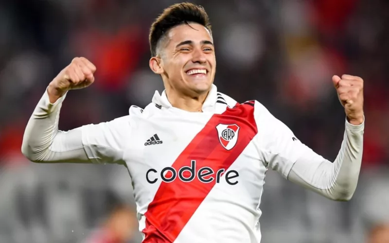 Pablo Solari celebrando un gol con River Plate.