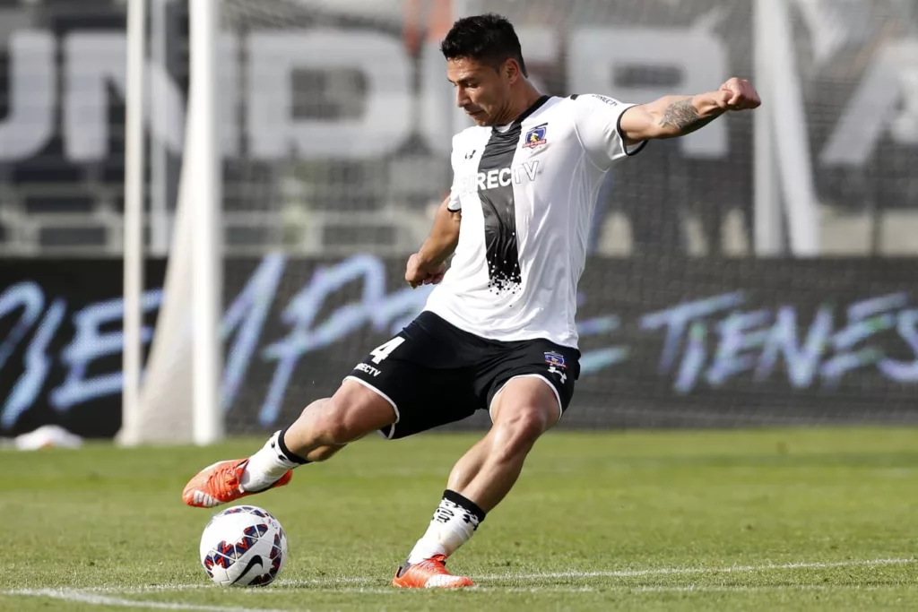 Leonardo Cáceres jugando con la camiseta de Colo-Colo en el Estadio Monumental.