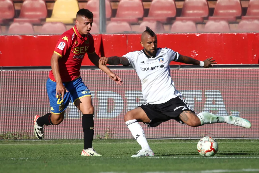 Arturo Vidal enfrentando a Unión Española en el Estadio Santa Laura.