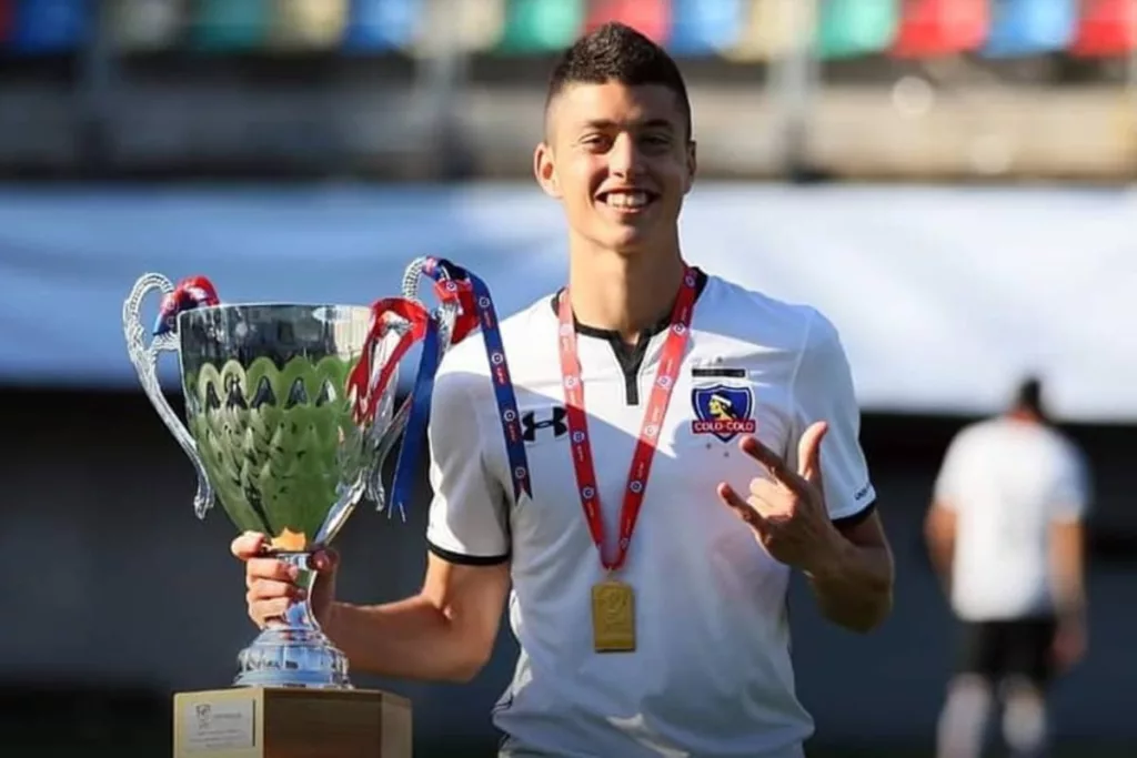 Matías Colossi con camiseta de Colo-Colo y un trofeo de campeón.