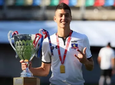 Matías Colossi con camiseta de Colo-Colo y un trofeo de campeón.