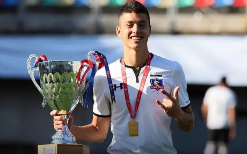 Matías Colossi con camiseta de Colo-Colo y un trofeo de campeón.