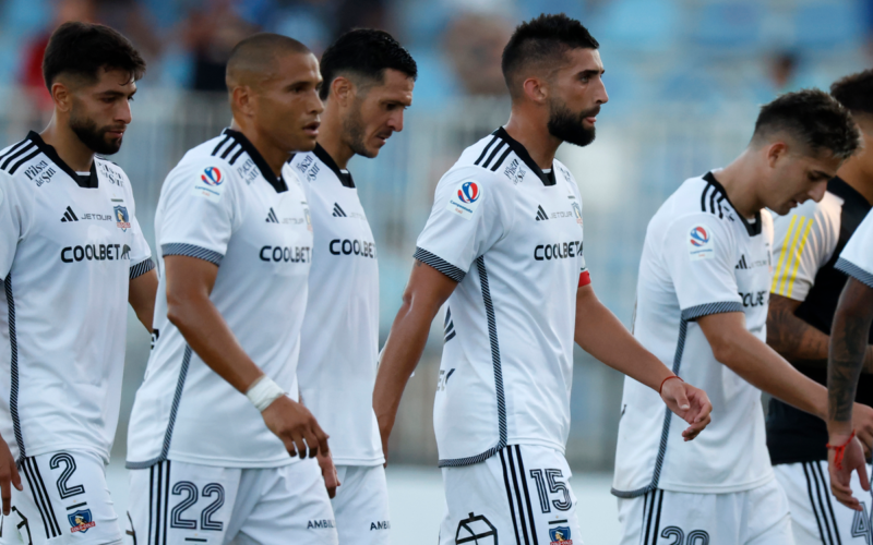 Jugadores de Colo-Colo se retiran cabizbajos del terreno de juego tras perder por 1-0 ante O'Higgins por la segunda fecha del Campeonato Nacional 2024.