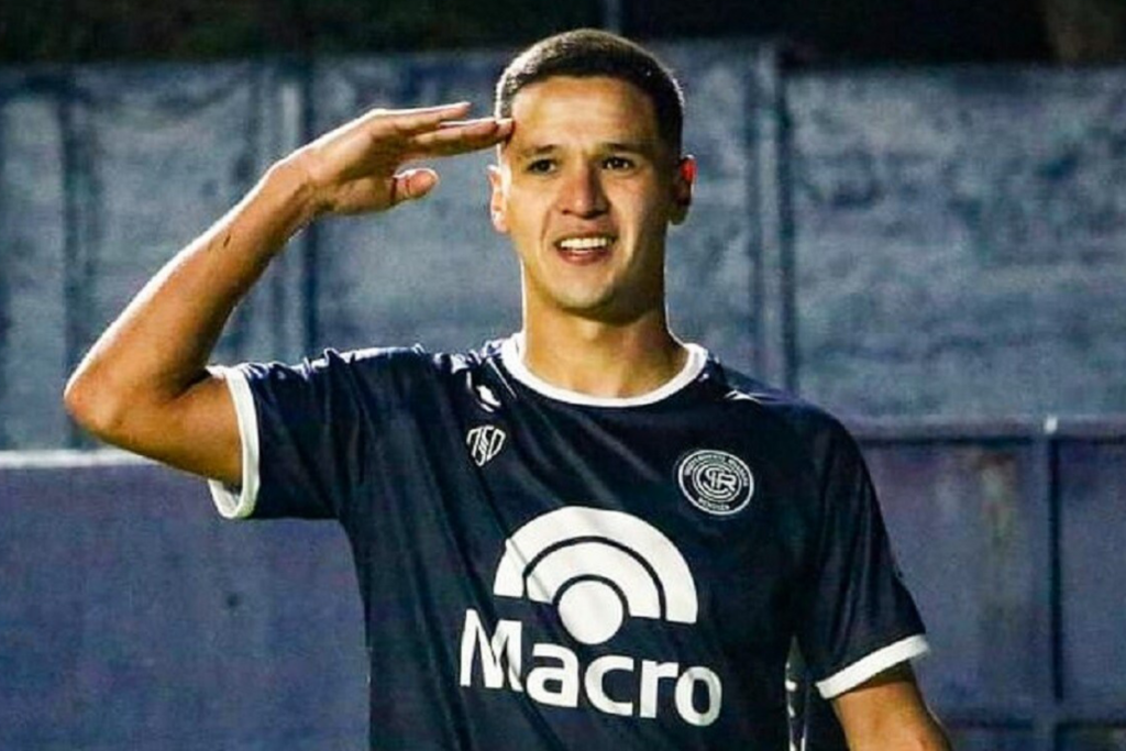 Alex Arce celebra un gol con la camiseta de Independiente Rivadavia durante la temporada 2023.