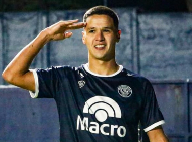 Alex Arce celebra un gol con la camiseta de Independiente Rivadavia durante la temporada 2023.