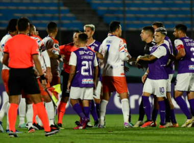 Futbolistas de Puerto Cabello y Defensor Sporting se enfrentan en una discusión junto al cuerpo arbitral durante la Copa Libertadores 2024.