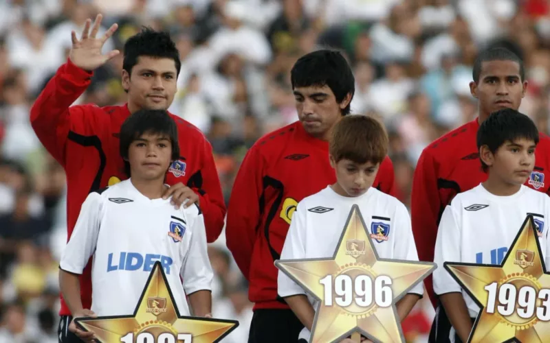 Yerson Opazo levanta su mano en plena presentación con el plantel de Colo-Colo en la clásica Noche Alba.