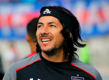 Primer plano al rostro sonriente de Jaime Valdés, ex jugador de fútbol que se encontraba en pleno calentamiento con el uniforme de Colo-Colo.