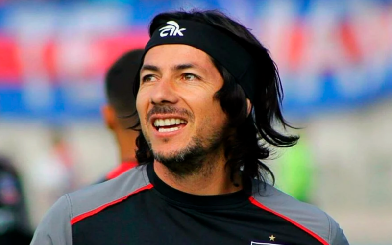 Primer plano al rostro sonriente de Jaime Valdés, ex jugador de fútbol que se encontraba en pleno calentamiento con el uniforme de Colo-Colo.