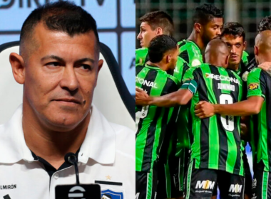 A mano izquierda se puede ver el rostro serio de Jorge Almirón, entrenador de Colo-Colo durante la temporada 2024, sumado a los futbolistas de América Mineiro abrazados durante el 2023.