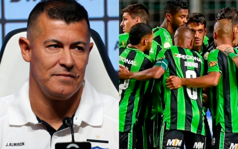 A mano izquierda se puede ver el rostro serio de Jorge Almirón, entrenador de Colo-Colo durante la temporada 2024, sumado a los futbolistas de América Mineiro abrazados durante el 2023.