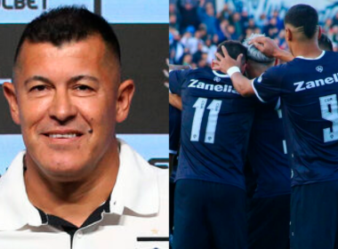 A mano izquierda aparece el entrenador de Colo-Colo, Jorge Almirón sonriendo, mientras que a mano derecha se abrazan los jugadores de Independiente Rivadavia durante la temporada 2023.