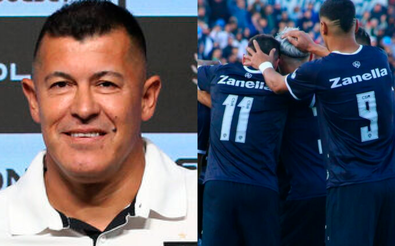 A mano izquierda aparece el entrenador de Colo-Colo, Jorge Almirón sonriendo, mientras que a mano derecha se abrazan los jugadores de Independiente Rivadavia durante la temporada 2023.