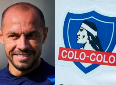 Primer plano al rostro sonriente de Marcelo Díaz, futbolista de Universidad de Chile durante la temporada 2024, mientras que a mano derecha aparece el escudo de Colo-Colo.