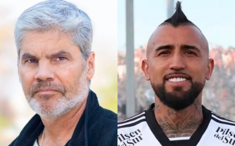 Primer plano mano izquierda del rostro serio de Juan Cristóbal Guarello, periodista deportivo chileno. Por su parte, a mano izquierda está Arturo Vidal sonriendo ante las cámaras con la camiseta de Colo-Colo durante el año 2024.