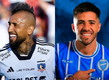 Primer plano al rostro sonriente de Arturo Vidal tras anotar su primer gol en su regreso a Colo-Colo durante la temporada 2024, mientras que a mano derecha un jugador de Godoy Cruz apunta el escudo con el rostro lleno de risa.