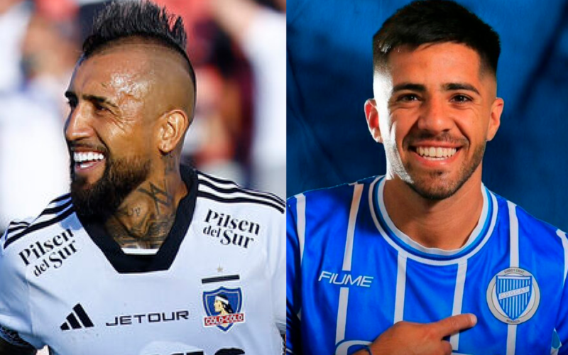 Primer plano al rostro sonriente de Arturo Vidal tras anotar su primer gol en su regreso a Colo-Colo durante la temporada 2024, mientras que a mano derecha un jugador de Godoy Cruz apunta el escudo con el rostro lleno de risa.