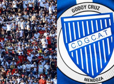 A mano izquierda de la fotografía aparecen los hinchas de Colo-Colo durante un partido del equipo en las tribunas, mientras que en el sector derecho aparece el escudo de Godoy Cruz, escuadra de Mendoza, Argentina.