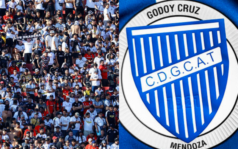 A mano izquierda de la fotografía aparecen los hinchas de Colo-Colo durante un partido del equipo en las tribunas, mientras que en el sector derecho aparece el escudo de Godoy Cruz, escuadra de Mendoza, Argentina.
