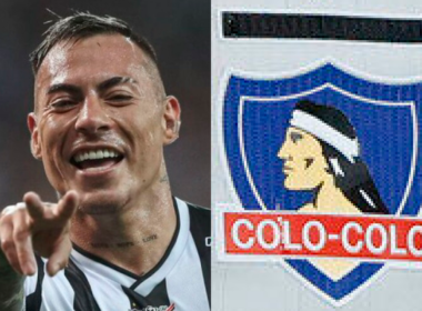 Eduardo Vargas sonríe y apunta con sus dedos a la cámara tras anotar un gol con la camiseta de Atlético Mineiro. Por su parte, en el sector derecho de la imagen aparece incrustado el escudo de Colo-Colo.