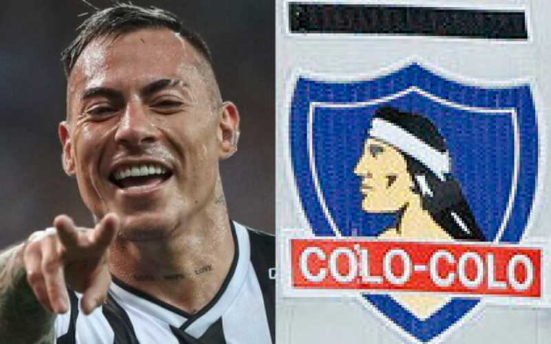 Eduardo Vargas sonríe y apunta con sus dedos a la cámara tras anotar un gol con la camiseta de Atlético Mineiro. Por su parte, en el sector derecho de la imagen aparece incrustado el escudo de Colo-Colo.