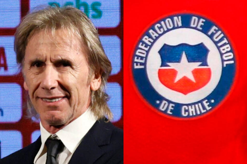 Primer plano a mano izquierdo al rostro sonriente de Ricardo Gareca, entrenador de fútbol profesional, mientras que en el sector derecho se aprecia el escudo de la Selección Chilena.