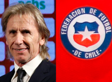 Primer plano a mano izquierdo al rostro sonriente de Ricardo Gareca, entrenador de fútbol profesional, mientras que en el sector derecho se aprecia el escudo de la Selección Chilena.