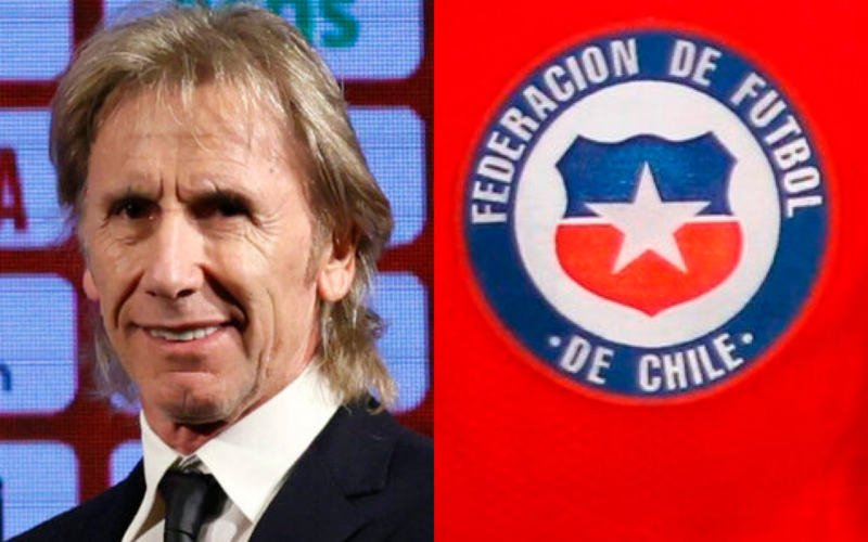 Primer plano a mano izquierdo al rostro sonriente de Ricardo Gareca, entrenador de fútbol profesional, mientras que en el sector derecho se aprecia el escudo de la Selección Chilena.