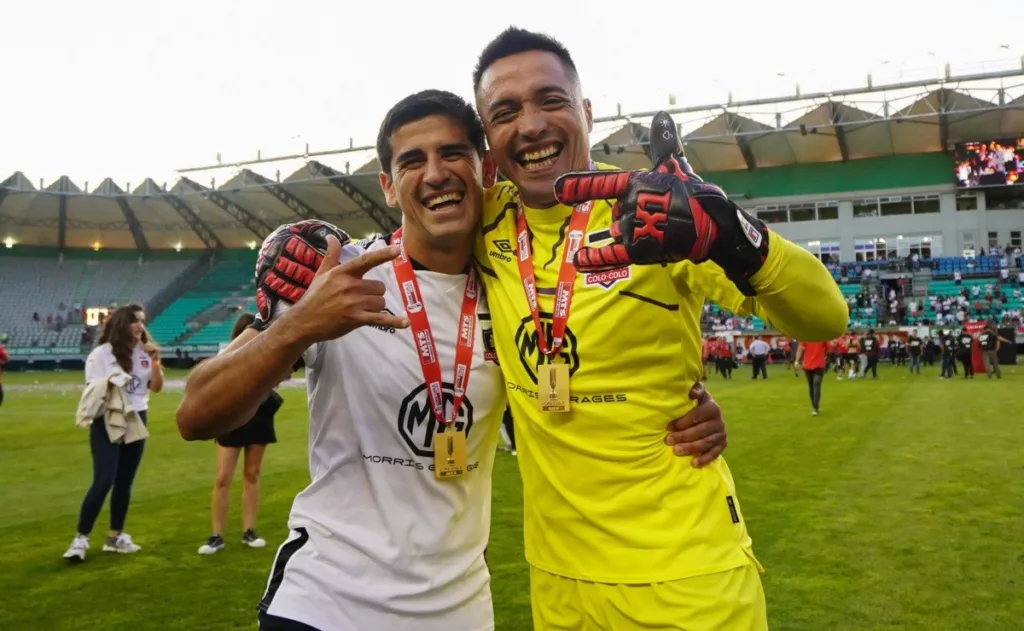 Miguel Pinto y Julio Barroso celebran el título de la Copa Chile 2019 tras vencer a Universidad de Chile en la final.