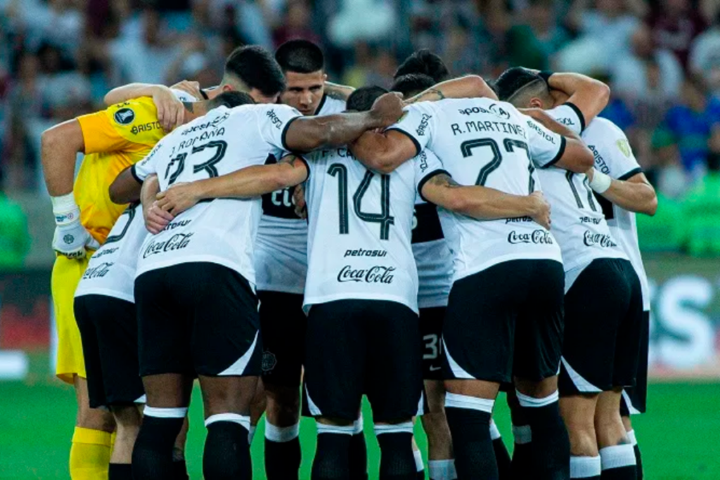 Futbolistas de Olimpia de Paraguay se abrazan antes de enfrentar un partido por la Copa Libertadores 2024.