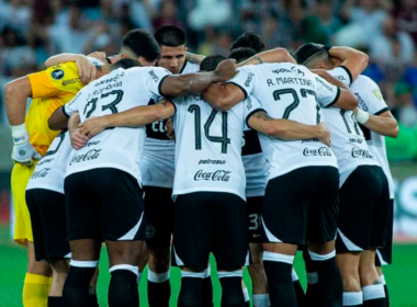 Futbolistas de Olimpia de Paraguay se abrazan antes de enfrentar un partido por la Copa Libertadores 2024.