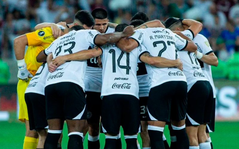 Futbolistas de Olimpia de Paraguay se abrazan antes de enfrentar un partido por la Copa Libertadores 2024.